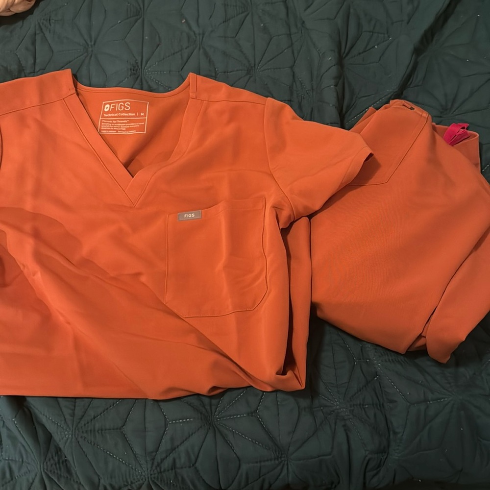 FIGS scrubs terracotta Catarina shirt & joggers, medium, never worn